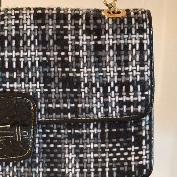 Liz Claiborne Tweed Pattern Shoulder Bag Gold Chains Snap Closure Black White - Picture 4 of 12